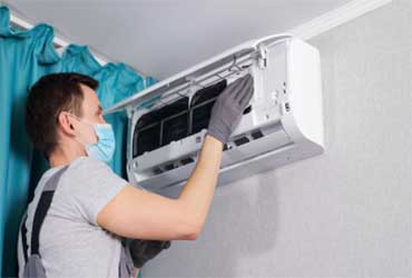 AC conditioner technician checks the operation and best servicing